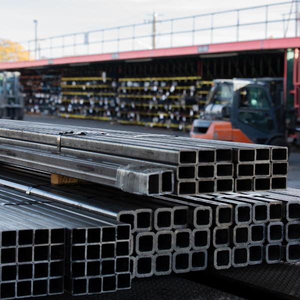 https://www.coremarkmetals.com/files/image/medium/Steel square and rectangular tubing on trailer